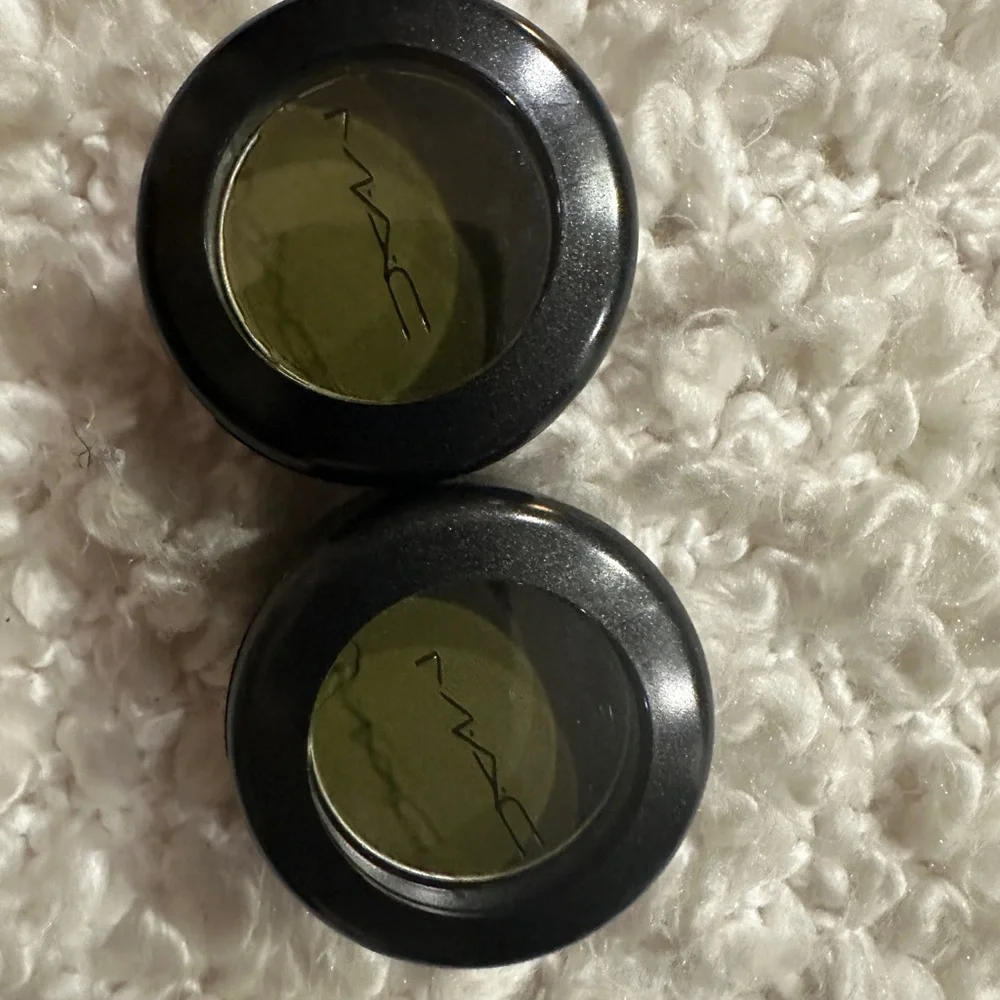MAC Eyeshadow Pair “Mo Money-Mo Problems” - Picture 4 of 9